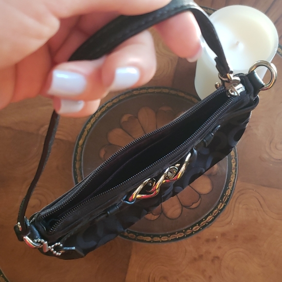 Coach mini zip wristlet/purse in signature canvas - Picture 6 of 9